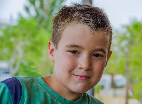 Мальчик с светлыми волосами улыбается — стоковое фото