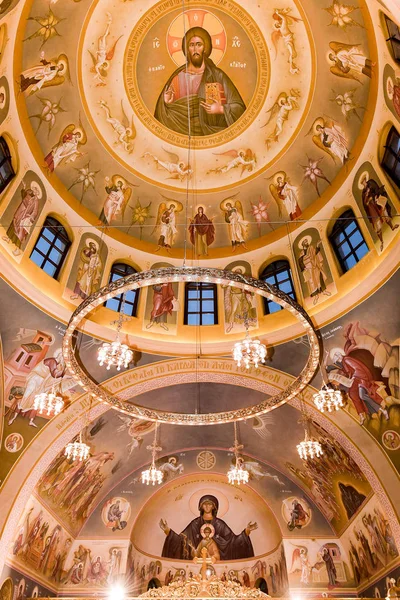 Interior de uma igreja ortodoxa decorada com hagiografias . — Fotografia de Stock