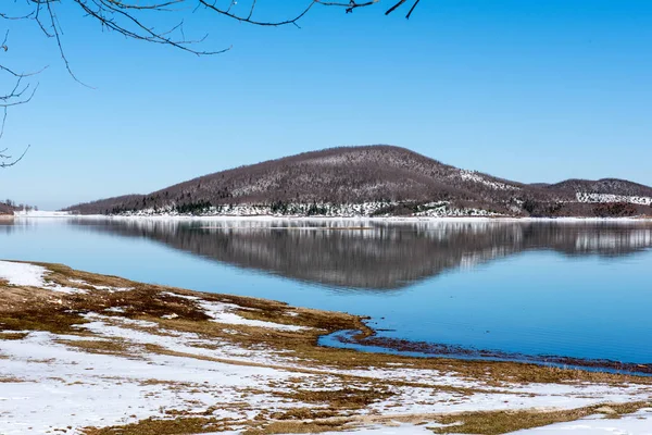 冬の湖 Plastira — ストック写真