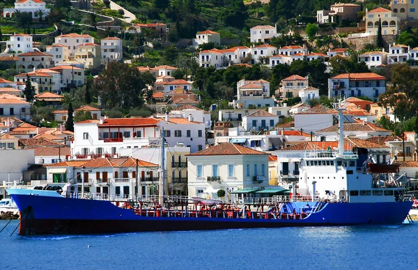 Loď přenos vody na ostrově Spetses — Stock fotografie