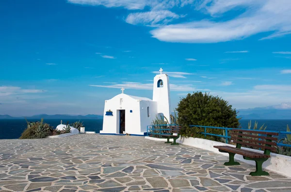 Pequeña capilla ortodoxa blanca — Foto de Stock