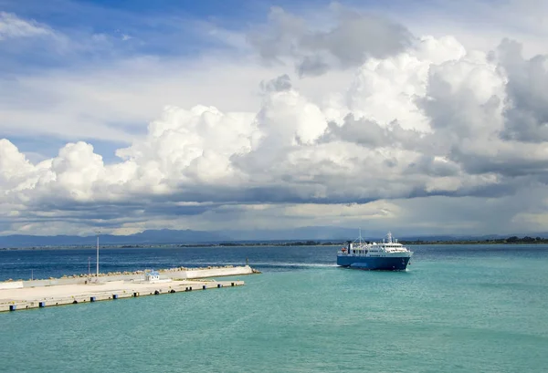 Ferry boat and cloudscape — Stock Photo, Image