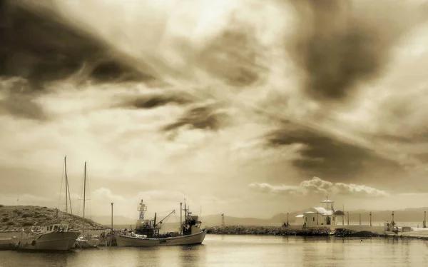 Seascape with a small chapel and fishing boats — Stock Photo, Image