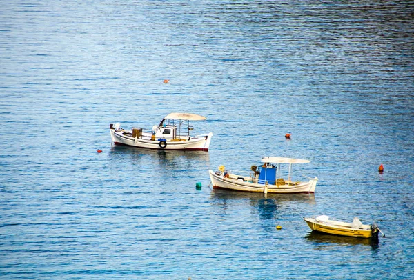 Barcos de pesca pequenos em uma fileira — Fotografia de Stock