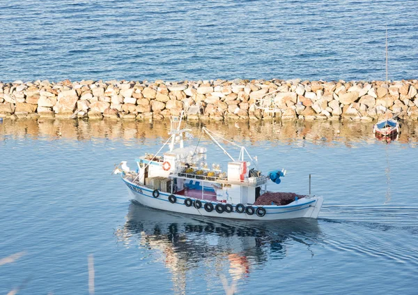Мотор Фішер човен плаває в гавані — стокове фото