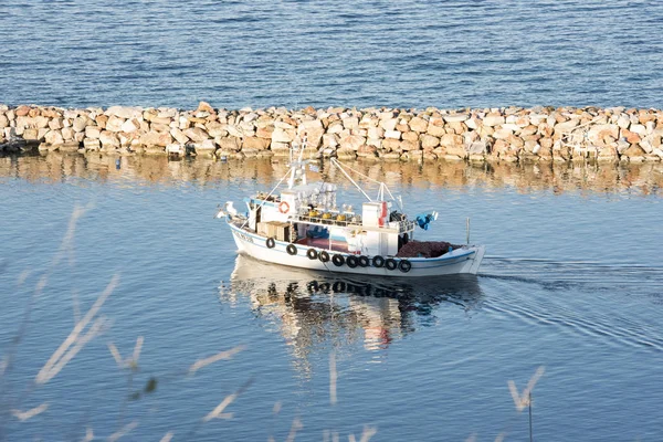 Bateau de pêche à moteur flottant dans le port — Photo
