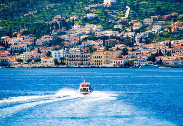 Barco a motor rojo traslado de personas a la isla de Spetses, Grecia —  Fotos de Stock