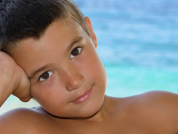 Niño Sosteniendo Cabeza Mirando Cámara Mar Como Fondo —  Fotos de Stock