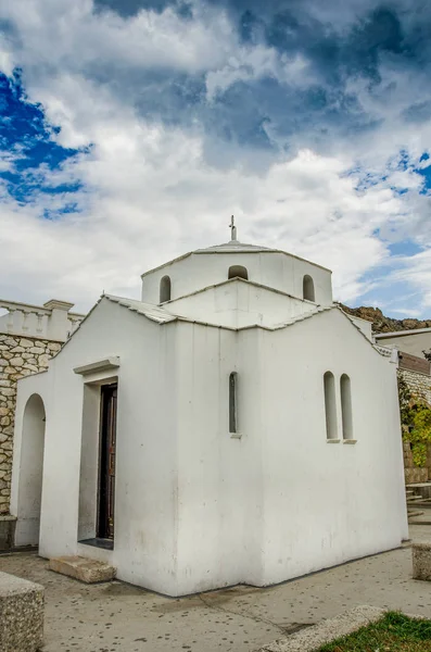 Liten kyrka i staden torget av Skyros island — Stockfoto