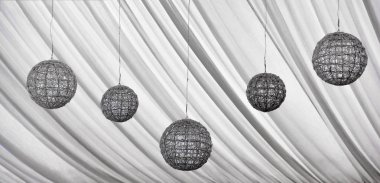 Dekoratif gümüş lambaları ve perdeleri asılı