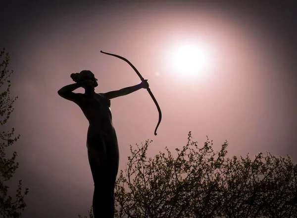 Statue of a woman Archer Silhouette — Stock Photo, Image
