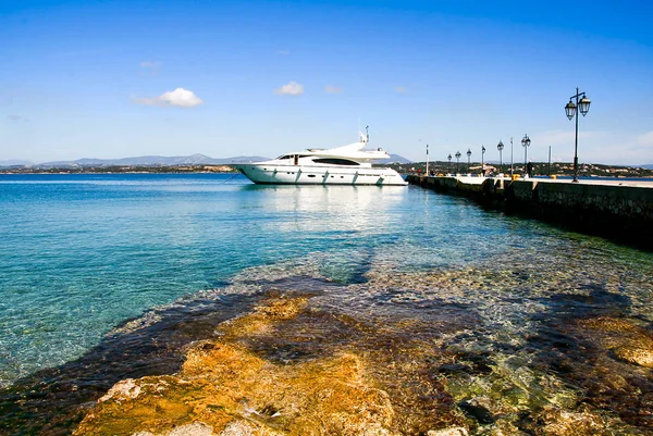 Luksusmotorbåt og kai i havnen – stockfoto