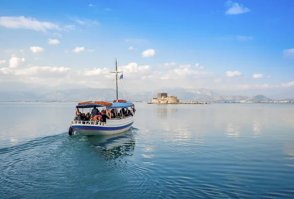Boat and Bourtzi island — Stock Photo, Image