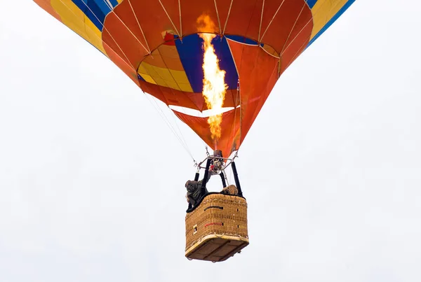 Πολύχρωμο ζεστό αέρα μπαλόνι καλάθι — Φωτογραφία Αρχείου