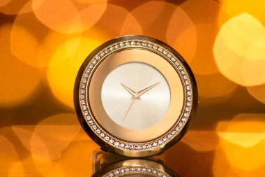 Mücevherler ile altın kol saati Festival arka plan bulanıklık