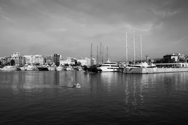 Motorlu tekneler ve küçük bir balıkçı tekne marina Zeas. Pireas.Greece — Stok fotoğraf