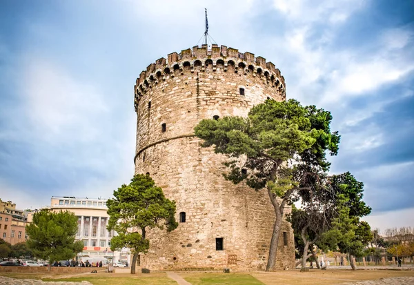 Он знаменитый Белая башня в городе Салоники . — стоковое фото