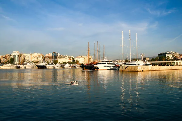 Μηχανοκίνητα σκάφη και ένα μικρό αλιευτικό σκάφος — Φωτογραφία Αρχείου