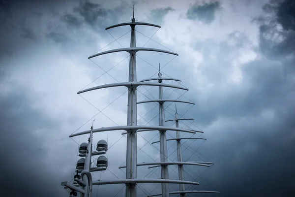 Stožáry moderní jachty plachty proti dramatické obloze — Stock fotografie