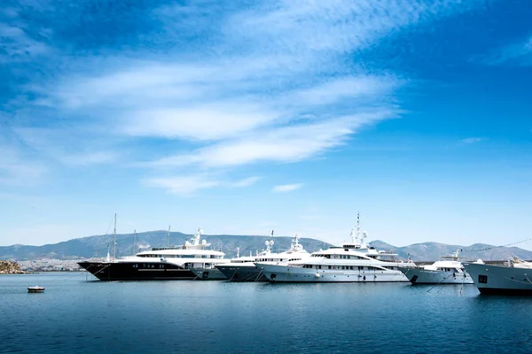 Barcos a motor e iates de luxo na doca Marina Zeas, Pireu, Gr — Fotografia de Stock