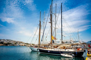 Lüks Yat limana bulutlar altında. Marina Zeas, Piraeus, Yunanistan