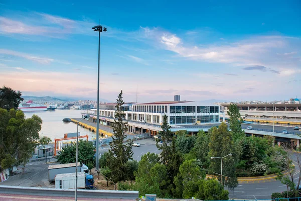 Widok z portu w Pireusie i terminalu pasażerskiego — Zdjęcie stockowe