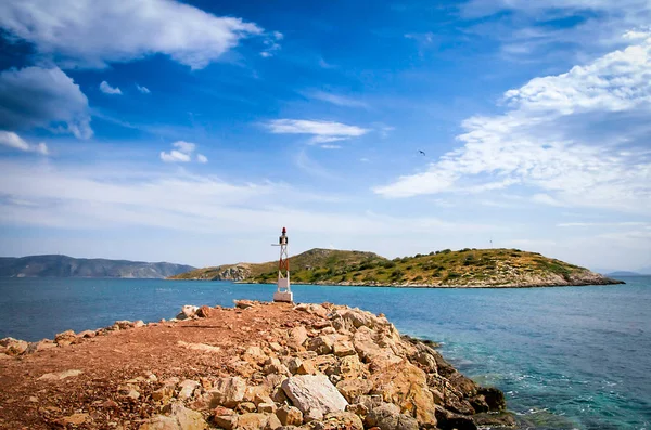 Camino de piedra que conduce a un pequeño faro metálico. Países Bajos — Foto de Stock