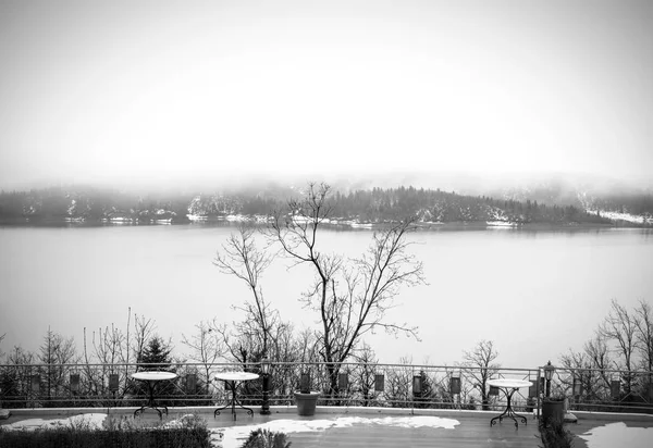 湖で霧の朝 — ストック写真