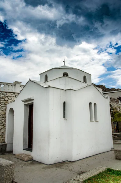 Lite hvitt kapell midt i byen Skyros – stockfoto