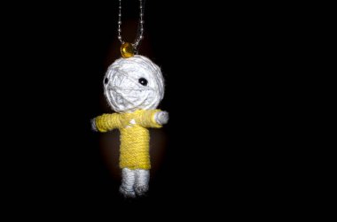 Siyah arka plan üzerine izole sevimli küçük bebek. Bir çocuk çanta için cazibe Anahtarlık. Çocuklar el sanatları fikir dikiş