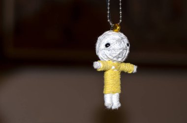 Siyah arka plan üzerine izole sevimli küçük bebek. Bir çocuk çanta için cazibe Anahtarlık. Çocuklar el sanatları fikir dikiş