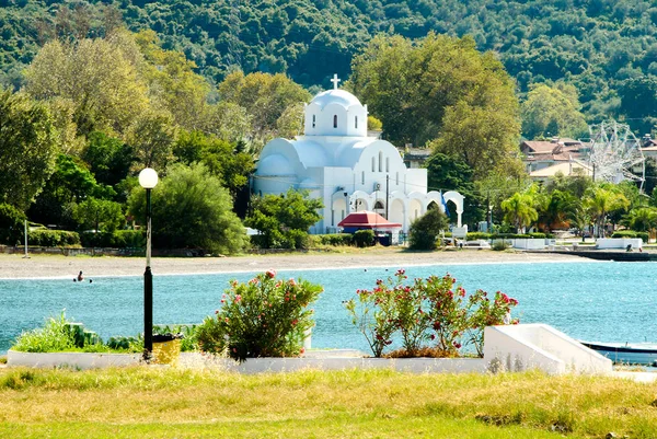 Kamena Vourla Greece 的海滩和白教堂的视图 — 图库照片
