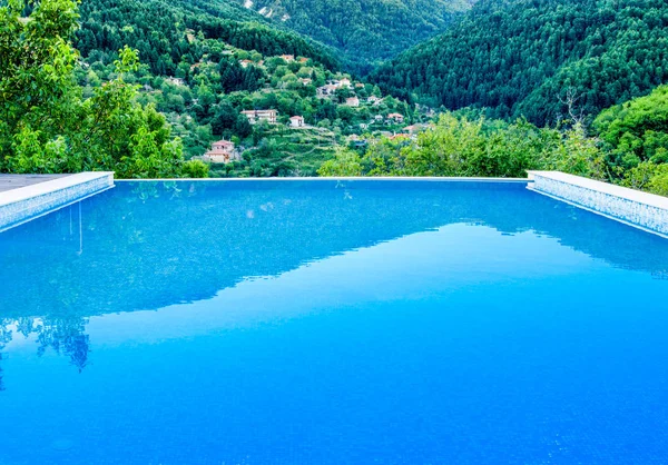 Πισίνα με φανταστική θέα στο χωριό Ζαρούχλα οποίο loca — Φωτογραφία Αρχείου