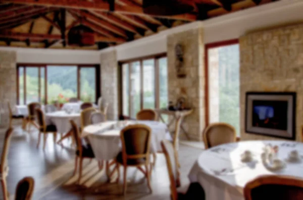 Interno del ristorante con mobili in legno e pareti in pietra — Foto Stock