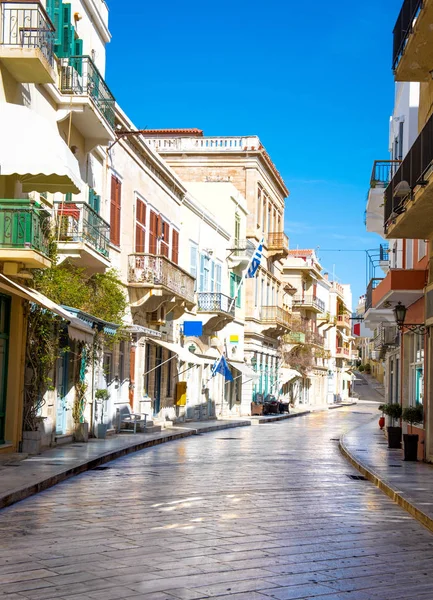 Dar taş sokak ve Binalar: Syros Adası. Yunanistan