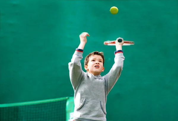Petit Joueur Tennis Sur Fond Vert Flou — Photo
