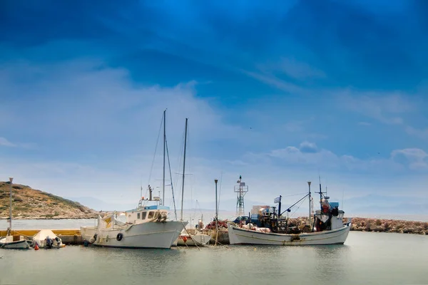 Fishing boats under blue sky at the small harbor. Pachi,Greece. — Stock Photo, Image