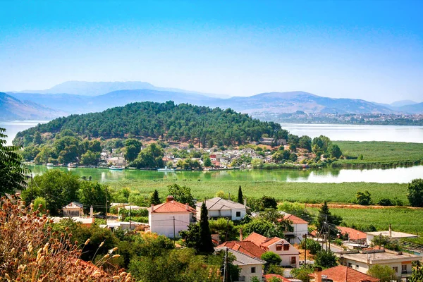 Ioannina città e il lago Pamvotis situato in Epirus.Grecia Foto Stock Royalty Free