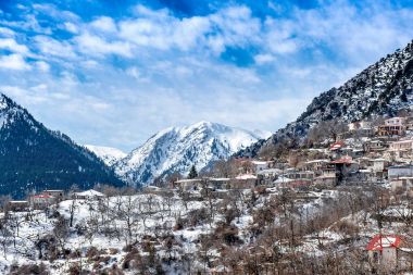 Karlı manzara. İle bir Rum köyü göl Pla, kar kış