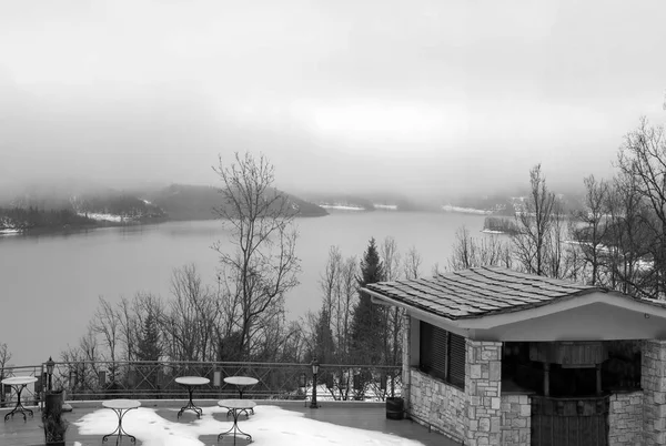 湖霧の日. — ストック写真