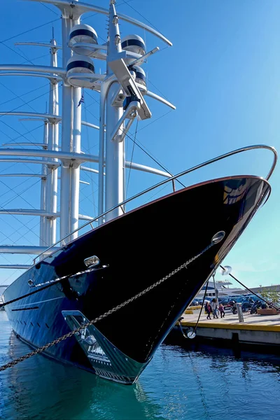 Vista de um fantástico mega barco a motor de luxo com grandes mastros em mar — Fotografia de Stock