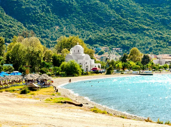 Widok na plaży i biały kościół w Kamena Vourla.Greece — Zdjęcie stockowe