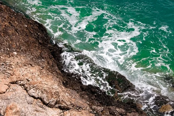 Mar Egeo con aguas verdes y rocas. Salpicaduras y espuma —  Fotos de Stock