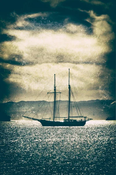 Eski Ahşap Gemi Denizin Dramatik Gökyüzü Altında Güzel Sanatlar Resim — Stok fotoğraf