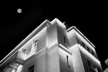 İki kat ve ayın üstündeki ışıklı ev.