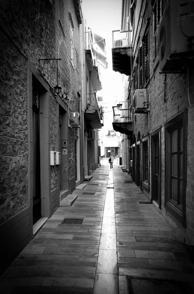 A young woman walking alone at the greek downtown of Naflpion ci — Stock Photo, Image