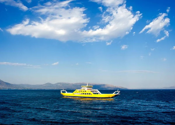 Barco amarillo para el transporte de personas y coches — Foto de Stock