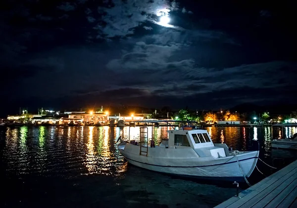 Lune et nuages lourds au-dessus de Porto Rafti. Éclairage nocturne — Photo