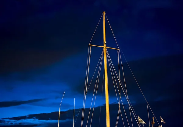 Stožáry plachty proti noční modrá obloha. — Stock fotografie