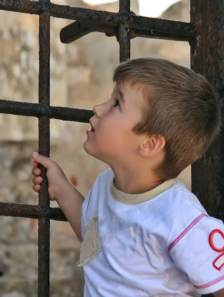 Menino Olhando Para Cima Atrás Velho Portão Ferro Castelo Grego — Fotografia de Stock
